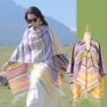 Farbenfrohes ethno-gestricktes Schultertuch mit Fransen für Damen auf Urlaubsreisen - 130x150cm / Hellviolett