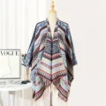 Ethno-Strickponcho mit geometrischem Muster und Fransenverzierung - 130x150cm / Marineblau