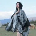 Ethno-Stil Kapuzen-Poncho-Schal mit schwarz-grauen Mustern in natürlicher Außenumgebung - 130*150cm / Schwarz Weiß