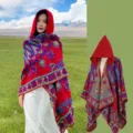 Ethnisches rot-blaues Stricktuch mit Kapuze und Paisleymuster für tolle Reisefotos - Rot