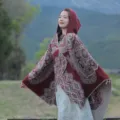 Eleganter burgunderroter Kapuzen-Poncho mit ethnischem Stickmuster für Reisefotografie - 130*150cm / Burgunderrot