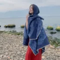 Blauer Ethno-Poncho mit Kapuze und Muster für Reisefotografie und Wärme im Freien - 130*150cm / Blau