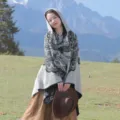 Böhmischer Kapuzenschal Poncho im Ethno-Stil mit schwarzen Mustern für die Reise - 130*150cm / Beige