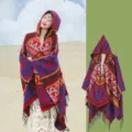 Bohème-Strickschal mit Kapuze, ethnischen Mustern und Fransen für Produktfotografie - Rot