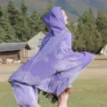 Eleganter lila Ethno-Kapuzenponcho-Schal mit Paisley-Muster für die Reisefotografie im Freien - 130*150cm / Hellviolett