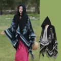 Eleganter schwarzer ethnischer Strick-Poncho mit Kapuze, Blumenmuster und Fransen - Schwarz Weiß