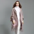 Dickes Herbst-Winter-Jacquard-Schal-Cape mit rosa Pfingstrosenmuster und Fransen - Khaki-Rosa