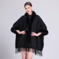 Detail eines schwarzen warmen Ponchos mit Webpelzkragen und elegantem Fransenbesatz - 150CMx110CM / Einfarbig Schwarz