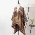 Bruine jacquard gebreide poncho sjaal met vintage bohemian patronen voor dames - Camelkleurige sjaal met split en gouden lotus