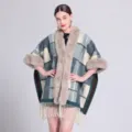 Eleganter Karo-Poncho mit weichem Kunstfellkragen und dekorativem Fransen-Saum - Morgenmantel / 150CMx110CM / Gestreifter Karo Blau