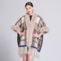 Vorderansicht eines karierten Ponchos mit luxuriösem Kunstpelzkragen und Fransen am Saum. - Morgenmantel / 150CMx110CM / Gestreifter Karo Khaki