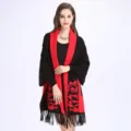 Eleganter schwarz-roter Jacquard-Blumenschal mit Fransen und Ärmeln für Winterereignisse - Schwarz Rot