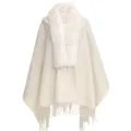 Détail du col en fausse fourrure luxueuse sur un châle en tricot blanc crème élégant - 200x70cm / Blanc
