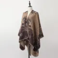 Elegante bruine geweven imitatie kasjmier cape met schedel- en boompatronen - Sjaal met split en vergulde ginkgobladeren in koffie