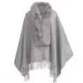 Vue détaillée du châle poncho gris avec col en fausse fourrure et franges. - 200x70cm / Gris