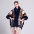 Eleganter Karo-Poncho mit Kunstfellkragen und Fransen, perfekt für Herbst/Winter. - Morgenmantel / 150CMx110CM / Gestreifter Karo Marineblau