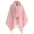 Gros plan sur un châle en tricot rose avec col en fausse fourrure et franges - 200x70cm / Rose