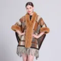 Eleganter Damen-Poncho mit Karomuster, Kunstfellbesatz am Kragen und modischen Fransen - 150CMx110CM / Striped camel