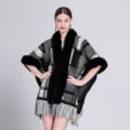 Detailansicht eines modischen geometrischen Karo-Ponchos mit Pelzkragen und Fransen am Saum - 150CMx110CM / Striped Check Gray