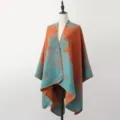 Elegante geweven imitatie kasjmier poncho sjaal met oranje en groenblauwe etnische print - Sjaal met split en vergulde ginkgobladeren in blauw en oranje