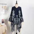 Navyfarbenes Ethno-Strickponcho-Schultertuch mit weißen Jacquard-Mustern und Fransen - Oberteile / 135x150cm / Marineblau
