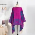 Ethnischer lila Jacquard-Pullover-Poncho mit weißen Fransen für Reisen von Damen - Oberteile / 135x150cm / Rosenrosa