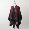 Stijlvolle bordeauxrode geweven imitatie kasjmier poncho met schedel- en vlinderpatronen - Sjaal met split en vergulde ginkgobladeren in wijnrood