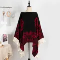 Ethnische schwarz-rote Jacquard-Poncho mit weißen Fransen Quasten auf Schaufensterpuppe - Oberteile / 135x150cm / Schwarz Rot