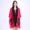 Eleganter rosa Strickschal mit schwarzem Pfingstrosen-Jacquardmuster und langen Fransen - Rosenrot & Schwarz