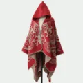 Detailansicht eines modischen roten Kapuzenponchos mit eleganten beigen Paisley-Mustern - Morgenmantel / Rot