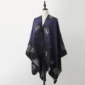 Elegante donkerblauwe en zwarte kasjmier-achtige split-poncho sjaal met artistieke patronen - Sjaal met split en vergulde ginkgobladeren in marineblauw