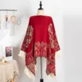 Eleganter roter Damenponcho im Ethno-Stil mit floralem Jacquard und weißen Fransenquasten - Oberteile / 135x150cm / Rot