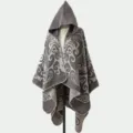 Vollansicht eines stilvollen Strickponchos mit Kapuze und grau-beigem Jacquardmuster - Morgenmantel / Grau