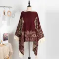 Ethnischer weinroter Jacquard-Poncho mit Fransen für warme Winterreisen geeignet - Oberteile / 135x150cm / Burgunderrot