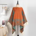 Ethnischer oranger Poncho mit blaugrünem Blumenmuster und weißen Fransenquasten - Oberteile / 135x150cm / Orange