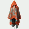 Detailansicht des orange-blauen Paisley-Kapuzenschals für Herbst und winterliche Wärme - Morgenmantel / Orange