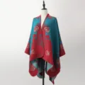 Modieuze rood-blauwe gebreide poncho sjaal met doodskopmotief voor de herfst - Sjaal met split en vergulde ginkgobladeren in pauwblauw
