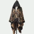 Elegantes Winter-Kapuzenponcho mit schwarzen und hellbraunen Schnörkelmustern auf einer Schaufensterpuppe - Morgenmantel / Schwarz Kamel