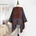 Brauner ethnischer Jacquard-Poncho mit blauen Mustern und weißen Fransen auf einer Schaufensterpuppe - Oberteile / 135x150cm / Blau-Braun