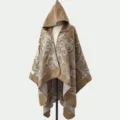 Eleganter gestrickter Kapuzenponcho mit verzierten Mustern auf einer Schaufensterpuppe - Morgenmantel / Khaki
