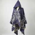 Detaillierte Ansicht eines marineblauen Strickponchos mit Kapuze und Blumenmustern - 135*150CM / Marineblau