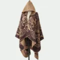 Detailansicht eines stilvollen Ponchos mit Kapuze und Vintage-Muster auf einem Mannequin - Morgenmantel / Karamellbraun