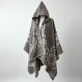 Detailansicht eines grauen gestrickten Ponchos mit Kapuze und elegantem Blumenmuster - 135*150CM / Grau