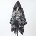 Eleganter Damen-Kapuzen-Umhang mit Vintage-Strickmuster in Anthrazitgrau und Grau - Morgenmantel / Dunkelgrau