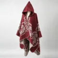 Detailansicht eines warmen dunkelroten Strickponchos mit Kapuze und Blumenmuster - 135*150CM / Burgunderrot