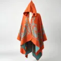 Detailansicht eines böhmischen Strickponchos mit Kapuze und orange-blauem Blumenmuster - 135*150CM / Orange