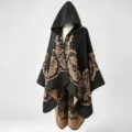 Kapuzen-Strickschal mit großen Kamelblumenmustern auf einer Studio-Schaufensterpuppe - 135*150CM / Schwarz Kamel