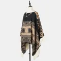 Bohemischer Poncho-Schal mit Ethno-Jacquard-Muster und Fransen in Schwarz-Beige Design - Schwarz Kamel