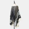 Ethnisches Bohème-Poncho-Schultertuch mit geometrischen Mustern und weißen Fransen - Schwarz und Grau