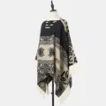 Bohemian Ethno-Strickponcho mit cremefarbenen Quasten in Schwarz und Beige gestrickt - Schwarz Beige